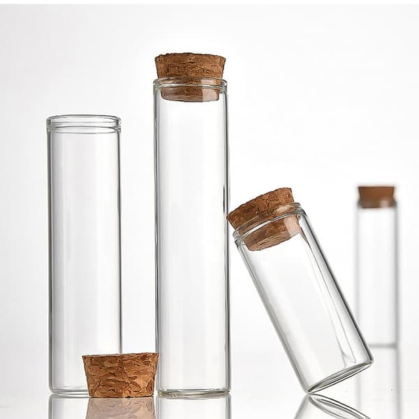 20 kpl 25 ml:n lasipulloja, -ampulleja, lasisia koeputkia korkilla, vuotamattomia, kosmeettisille eteerisille öljyille