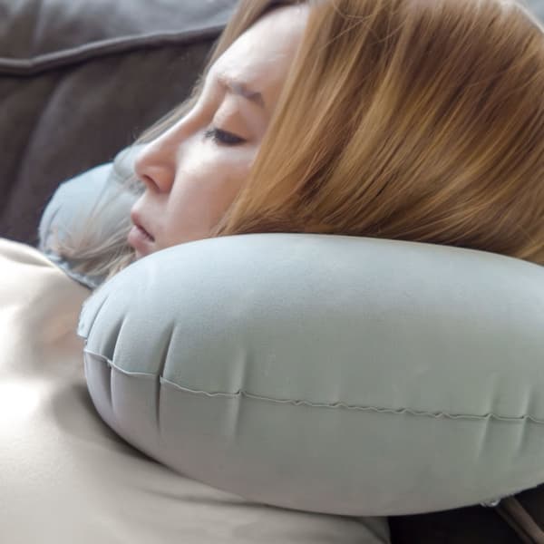 Näckkudde Resekudde Uppblåsbar nackkudde i GRÅ och ögonmask med öronproppar i ergonomisk form Perfekt för camping, utflykter, resor etc