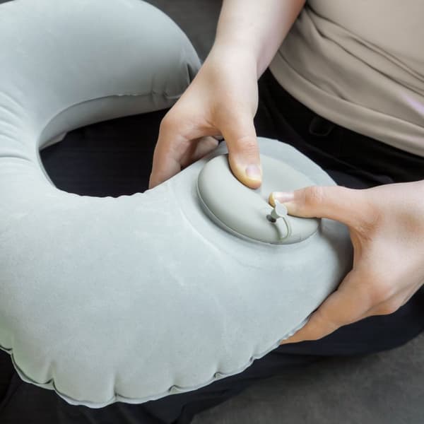 Näckkudde Resekudde Uppblåsbar nackkudde i GRÅ och ögonmask med öronproppar i ergonomisk form Perfekt för camping, utflykter, resor etc