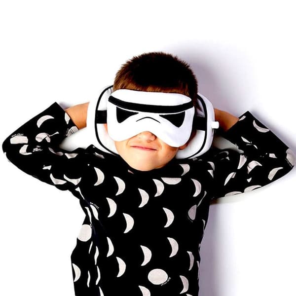 Restazz den ursprungliga 2-i-1 plysch stormtrooper resekudde med Puckator ögonmask - vit - 4,5x14x9,5 cm