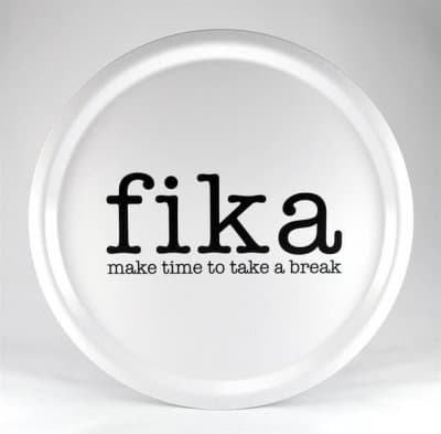 Bricka rund 31 cm Make time FIKA, vit med svart text - Mellow Design