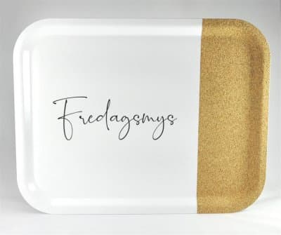 Bricka 43x33 cm kork Fredagsmys, vit med svart text - Mellow Design