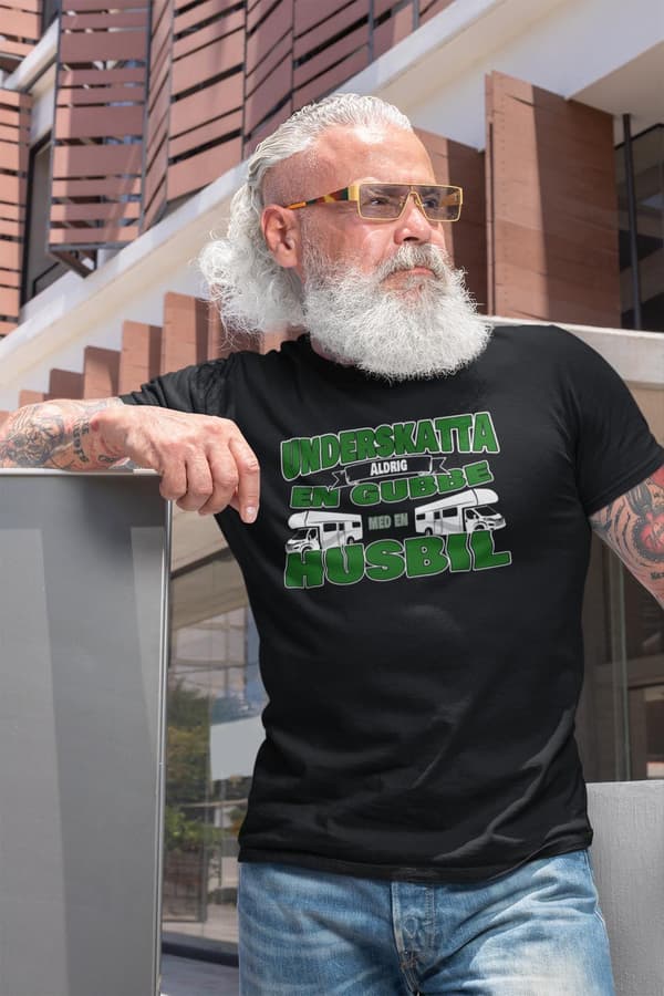 Husbil svart T-shirt Underskatta aldrig en gubbe med en husbil !