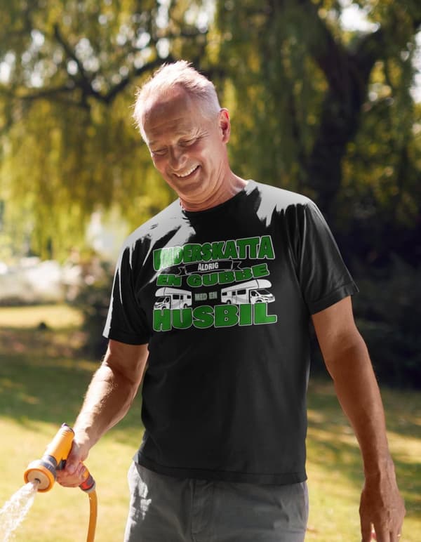 Husbil svart T-shirt Underskatta aldrig en gubbe med en husbil !