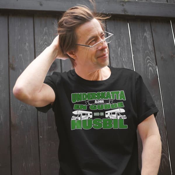 Husbil svart T-shirt Underskatta aldrig en gubbe med en husbil !