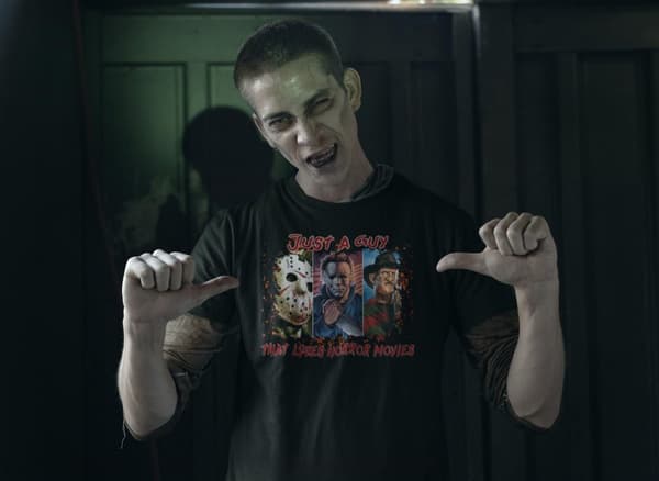 Svart T-shirt Just a guy who loves horror skräckfilm halloween