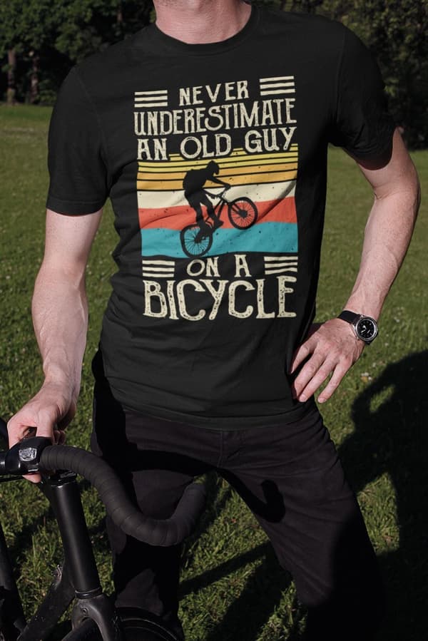 Cykel T-shirt med Never under estimate old man with bicycle