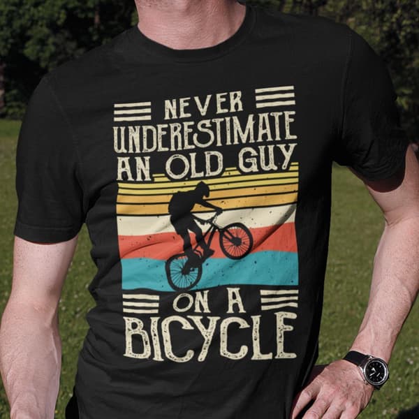 Cykel T-shirt med Never under estimate old man with bicycle XL