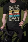 Miniatyrbild 3 av 3: Cykel T-shirt med Never under estimate old man with bicycle