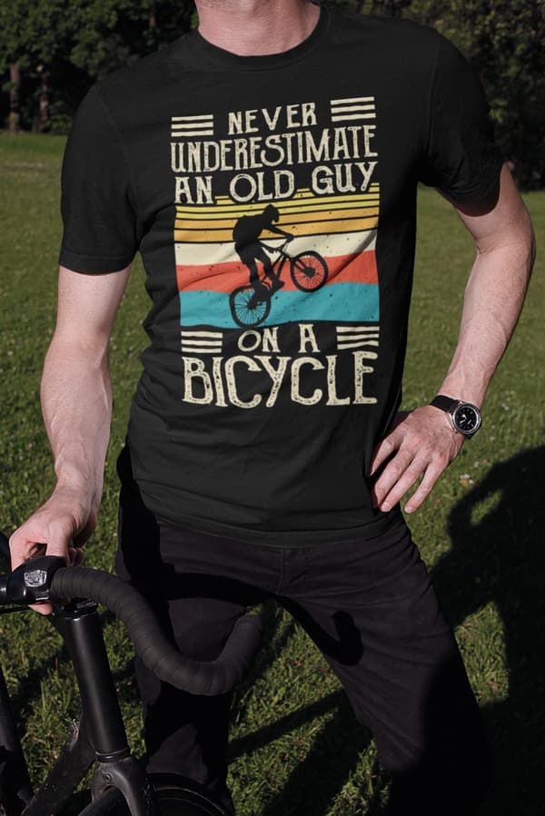 Cykel T-shirt med Never under estimate old man with bicycle