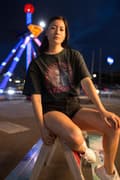 Miniatyrbild 4 av 4: Svart T-shirt - Eddie Munson Stranger things Hellfire arch
