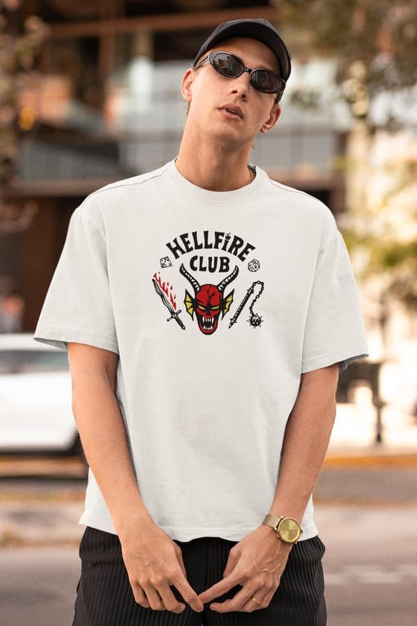 Vit T-shirt inspirerad av Stranger things Hellfire logo