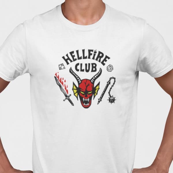 Vit T-shirt inspirerad av Stranger things Hellfire logo