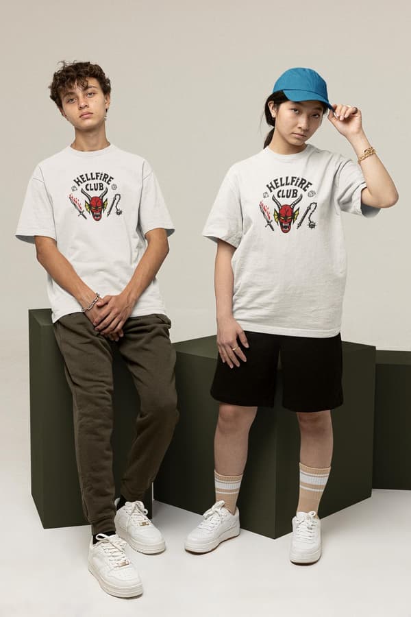 Vit T-shirt inspirerad av Stranger things Hellfire logo