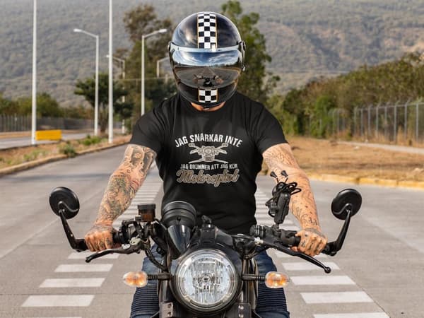 Svart t-shirt med Jag snarkar inte, kör motorcykel tryck