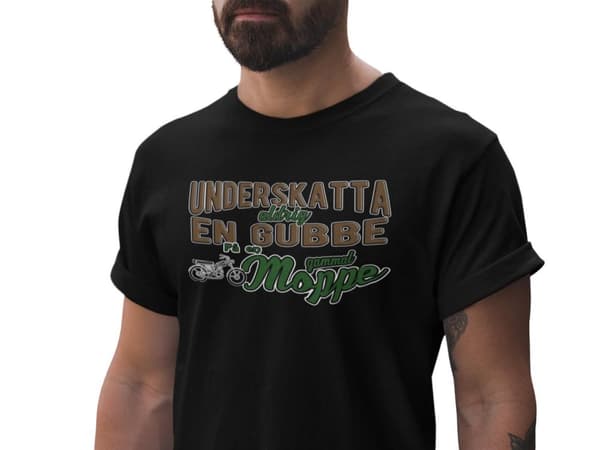 Underskatta aldrig en gubbe på en gammal moppe - svart t-shirt