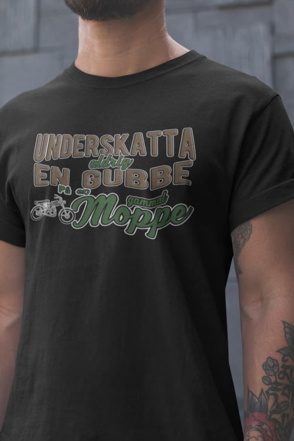 Underskatta aldrig en gubbe på en gammal moppe - svart t-shirt