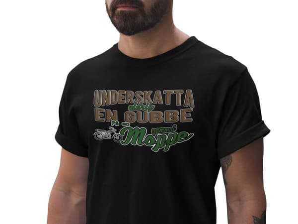 Underskatta aldrig en gubbe på en gammal moppe - svart t-shirt