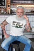 Miniatyrbild 3 av 3: Underskatta aldrig en gubbe på en gammal moppe - vit t-shirt