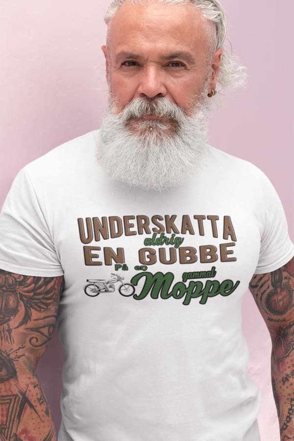 Underskatta aldrig en gubbe på en gammal moppe - vit t-shirt