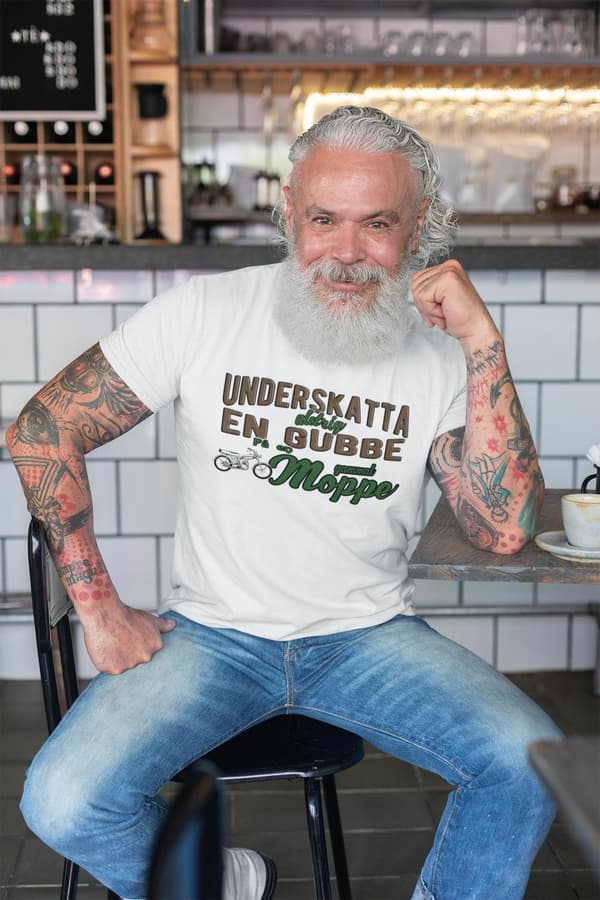 Underskatta aldrig en gubbe på en gammal moppe - vit t-shirt