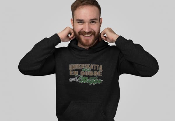 Underskatta aldrig en gubbe på en gammal moppe - svart huvtröja