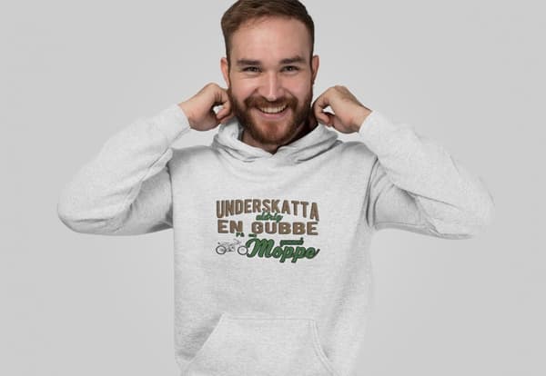 Underskatta aldrig en gubbe på en gammal moppe - grå huvtröja