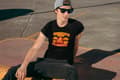Miniatyrbild 3 av 3: Underskatta aldrig en epa raggare svart t-shirt Eld design