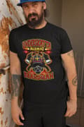 Miniatyrbild 3 av 5: Underskatta aldrig en brandman T-shirt svart eld design