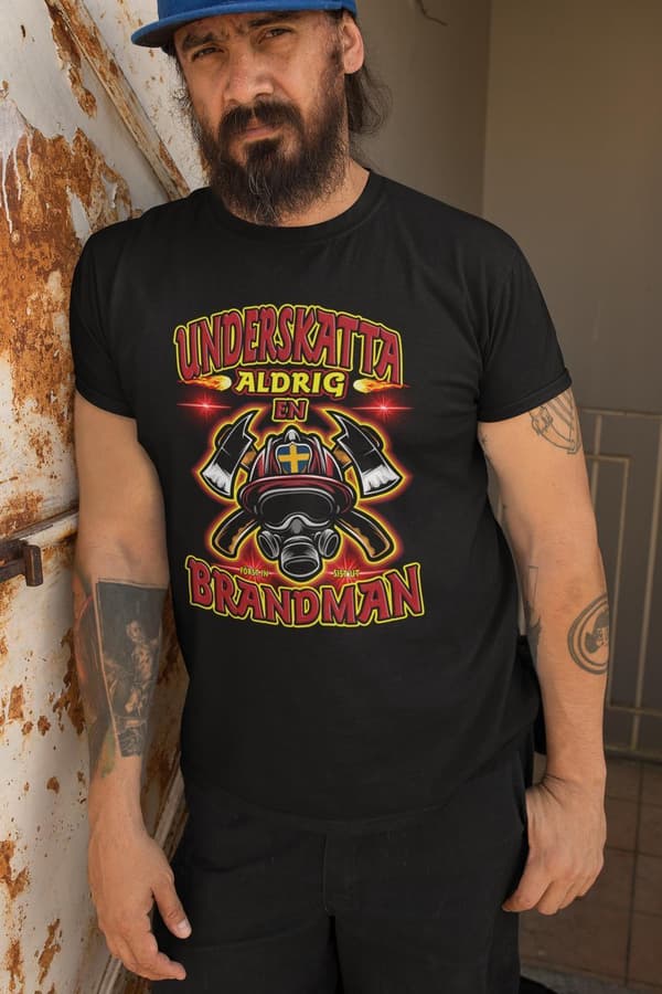 Underskatta aldrig en brandman T-shirt svart eld design