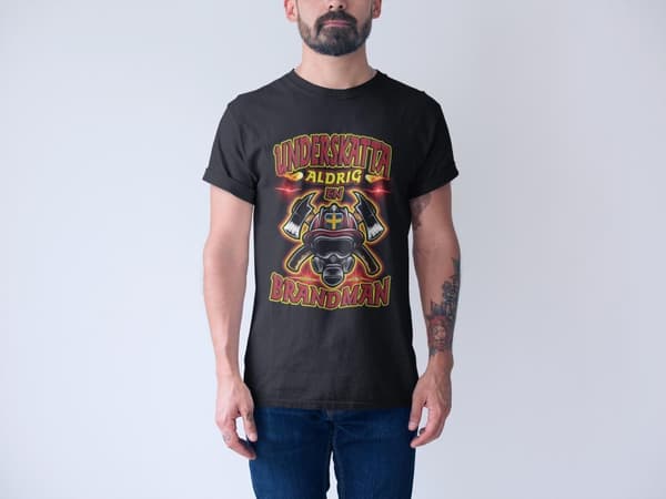 Underskatta aldrig en brandman T-shirt svart eld design