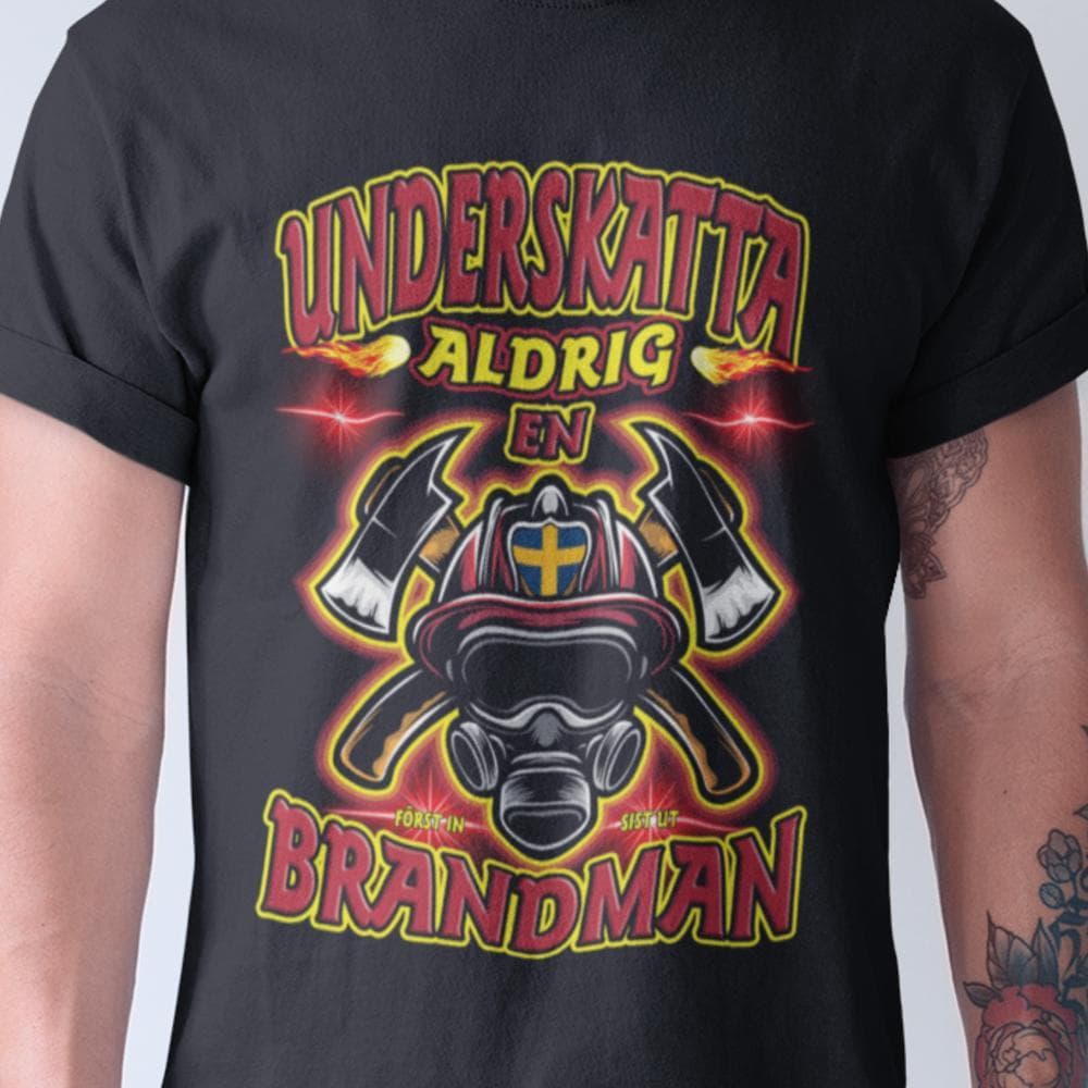 Underskatta aldrig en brandman T-shirt svart eld design
