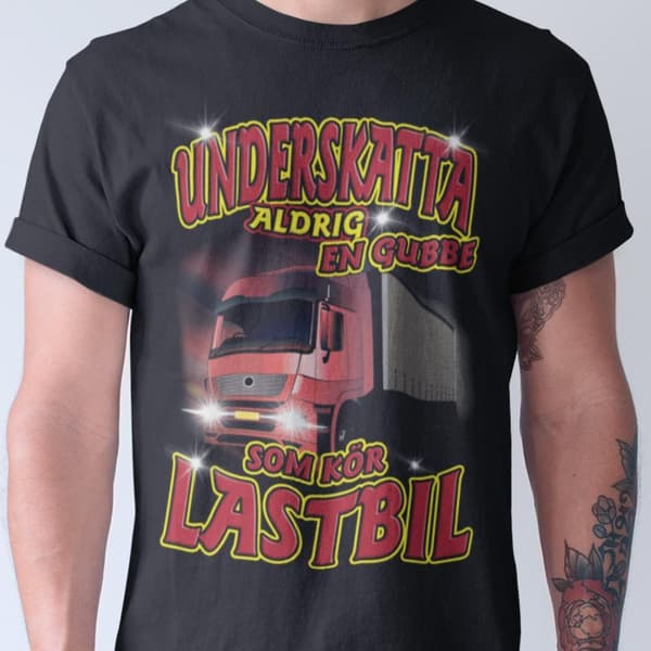 Underskatta aldrig en gubbe som kör lastbil T-shirt svart A3