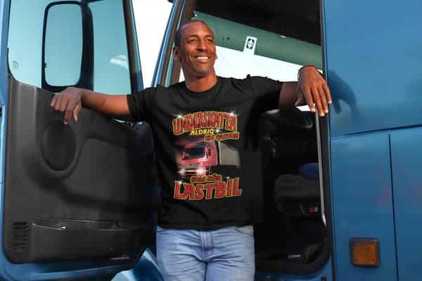 Underskatta aldrig en gubbe som kör lastbil T-shirt svart A3