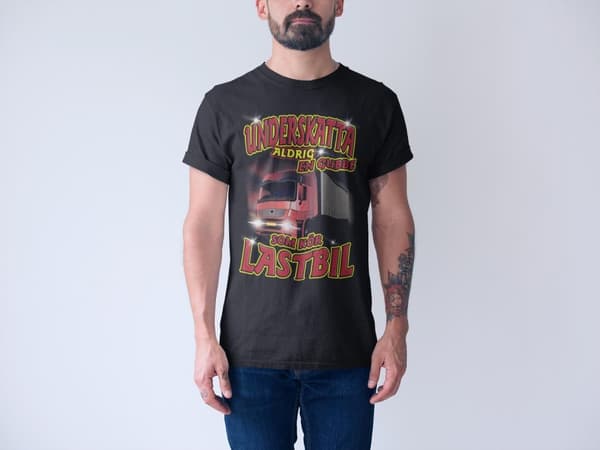 Underskatta aldrig en gubbe som kör lastbil T-shirt svart A3