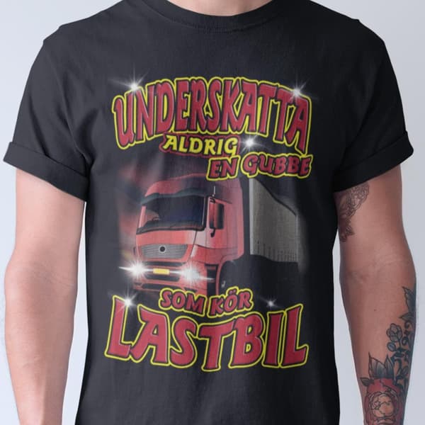 Underskatta aldrig en gubbe som kör lastbil T-shirt svart A3
