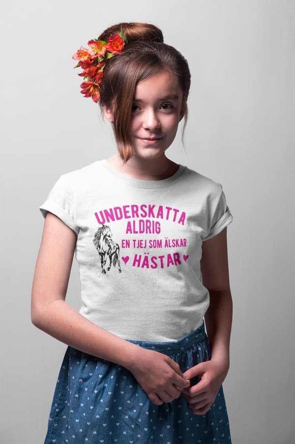 Underskatta aldrig en tjej som älskar hästar T-shirt vit