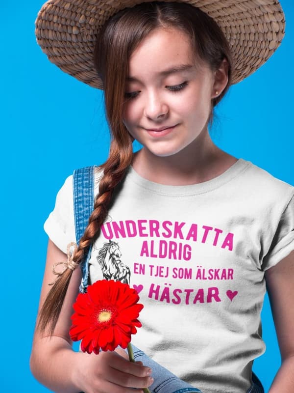 Underskatta aldrig en tjej som älskar hästar T-shirt vit