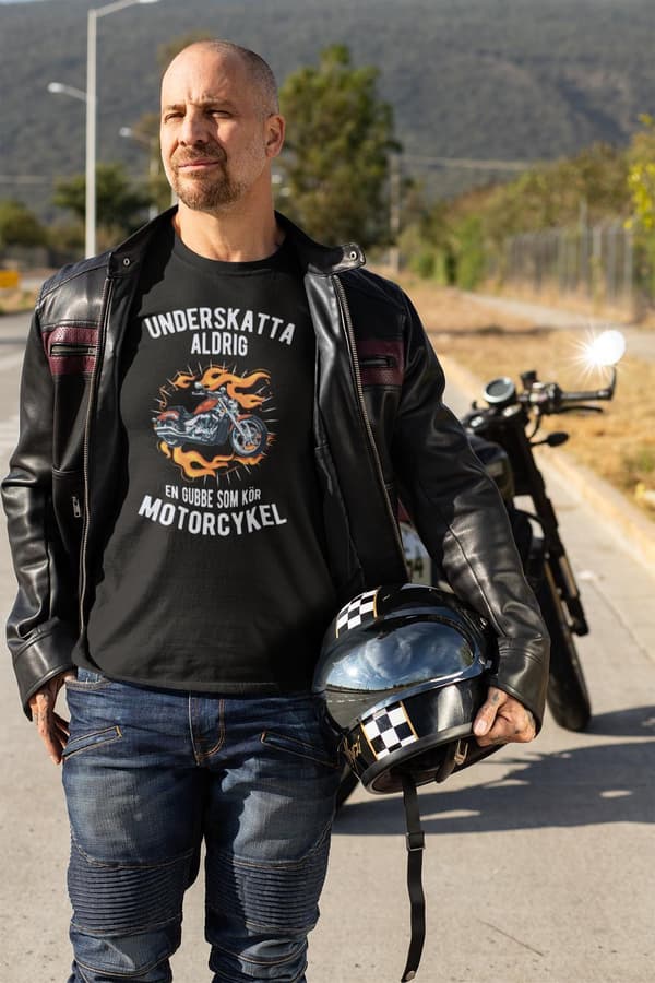 Underskatta aldrig gubbe som kör motorcykel T-shirt svart Eld