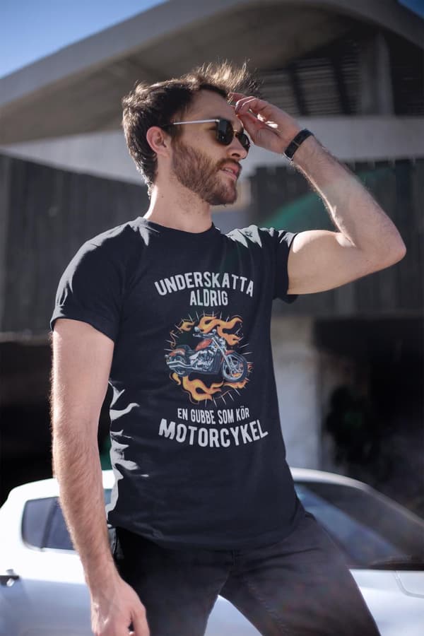 Underskatta aldrig gubbe som kör motorcykel T-shirt svart Eld