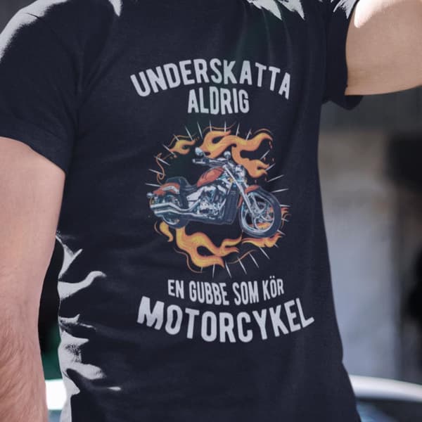 Underskatta aldrig gubbe som kör motorcykel T-shirt svart Eld