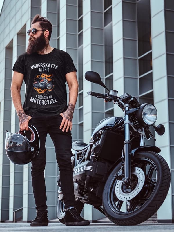 Underskatta aldrig gubbe som kör motorcykel T-shirt svart Eld