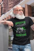 Miniatyrbild 3 av 3: Svart T-shirt underskatta aldrig en gubbe med en traktor Splash