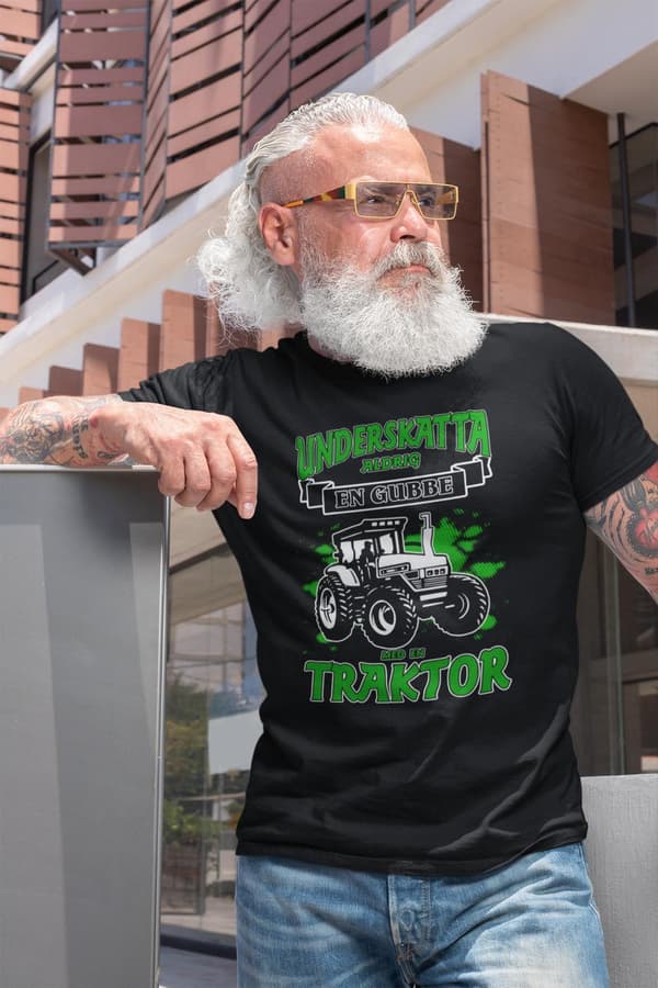 Svart T-shirt underskatta aldrig en gubbe med en traktor Splash