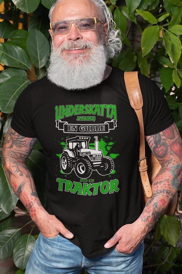 Svart T-shirt underskatta aldrig en gubbe med en traktor Splash