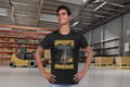 Miniatyrbild 3 av 3: Svart T-shirt underskatta aldrig en gubbe med en gaffeltruck