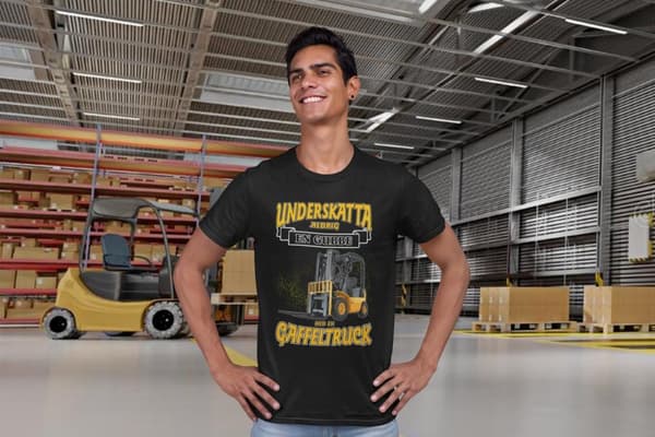 Svart T-shirt underskatta aldrig en gubbe med en gaffeltruck