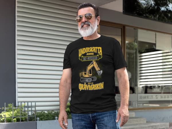Svart T-shirt underskatta aldrig en gubbe med en grävmaskin a3