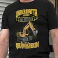 Miniatyrbild 1 av 2: Svart T-shirt underskatta aldrig en gubbe med en grävmaskin a3