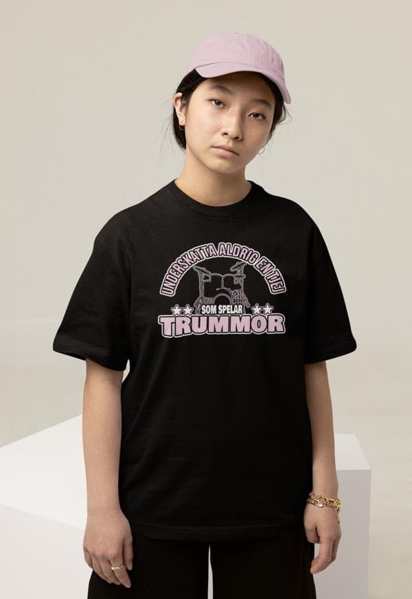 Svart - T-shirt -  Underskatta aldrig en tjej som spelar trummor
